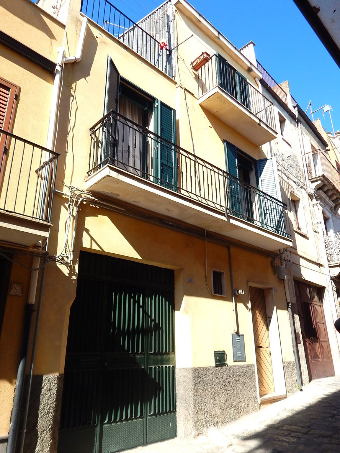 Abitazione singola a Vizzini, con garage.