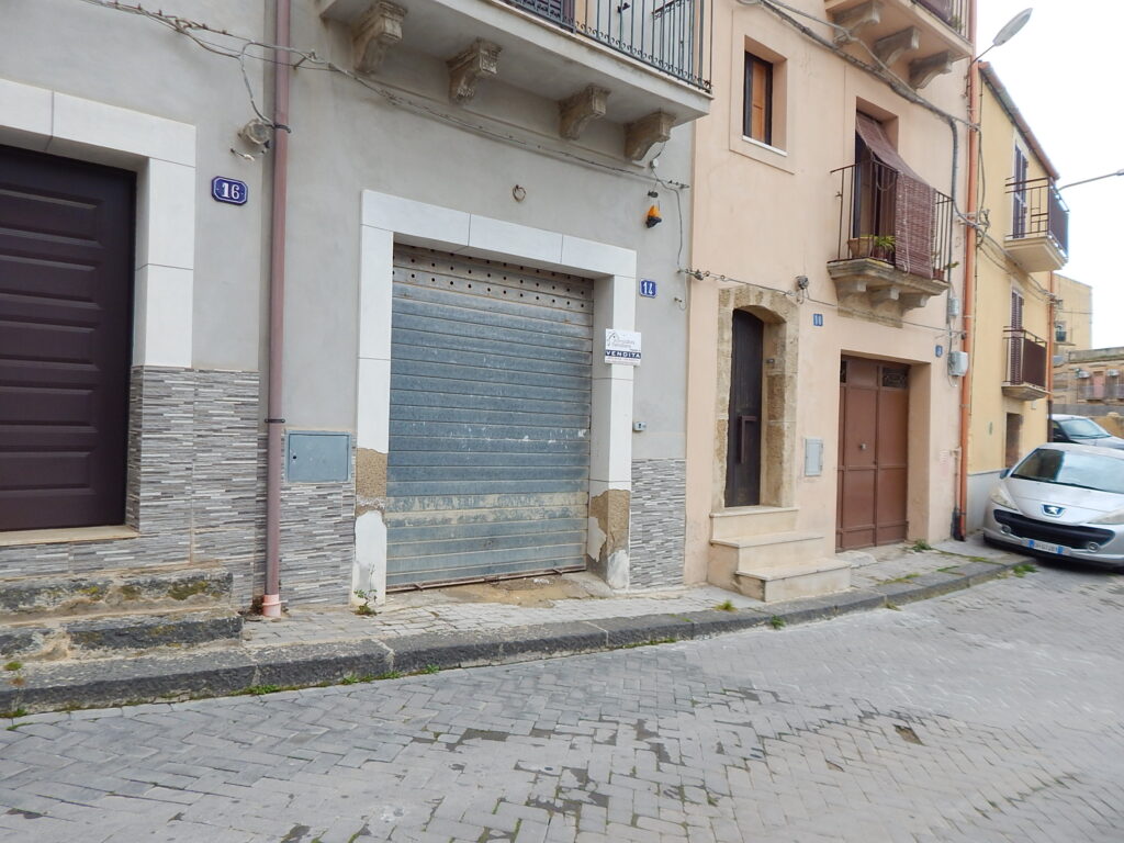 garage in via Ocarella n.12