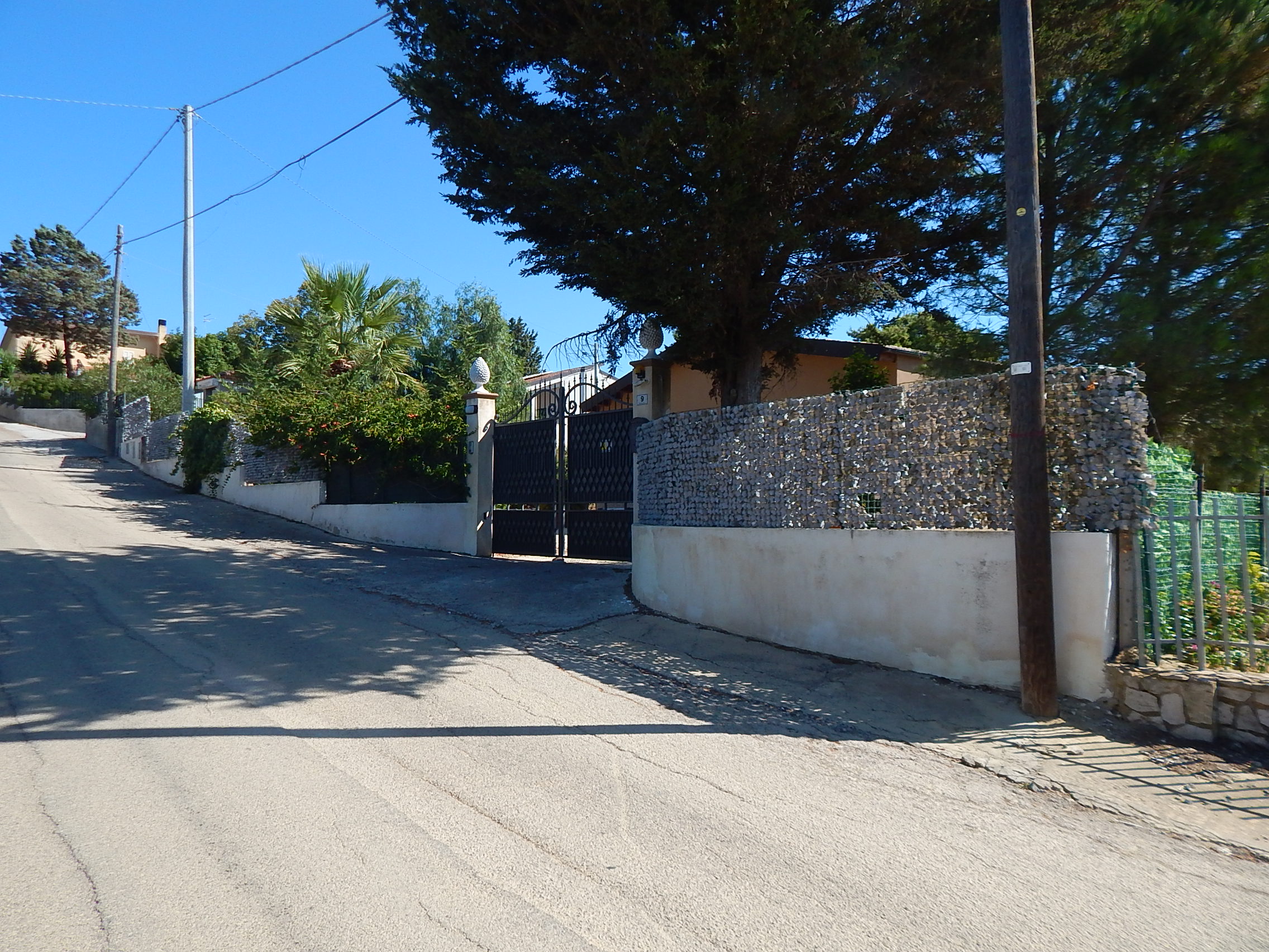 Abitazione singola in via Eschilo a Caltagirone, ingresso strada.