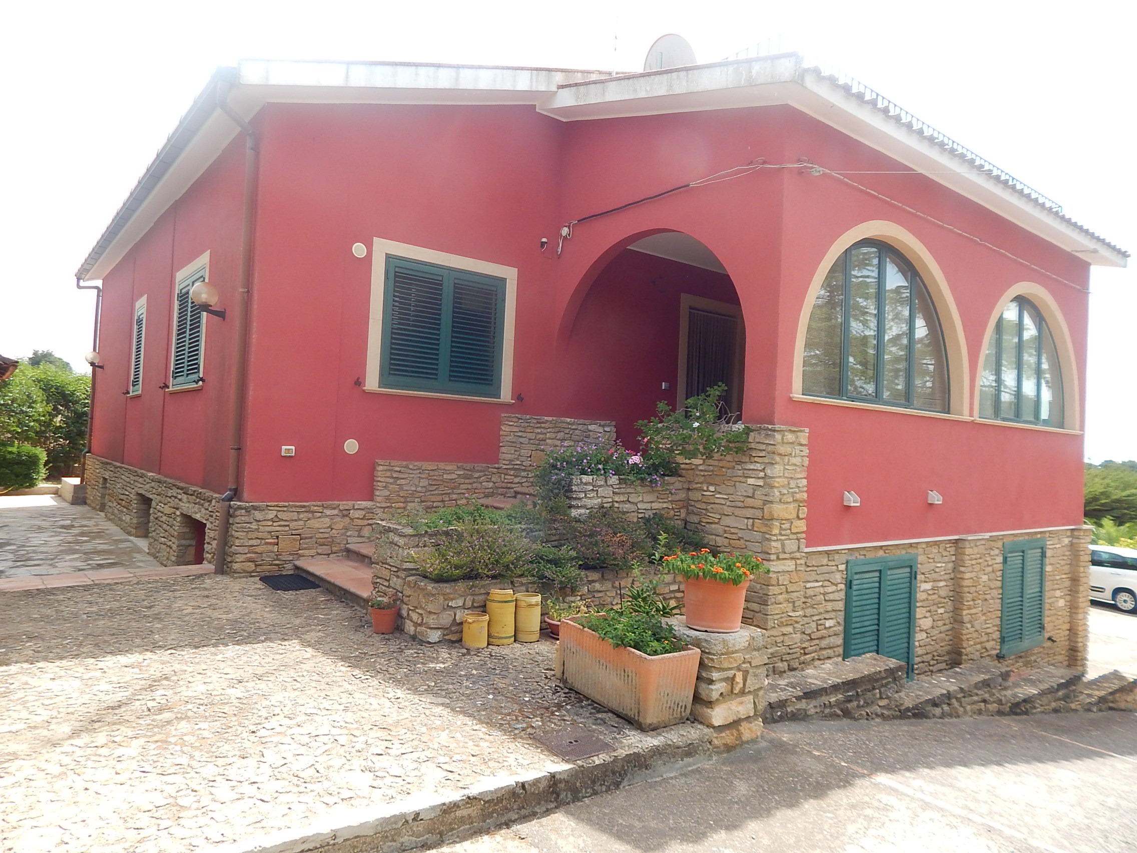 Villa singola in via delle primule, contrada collegiata a Caltagirone, Ingresso