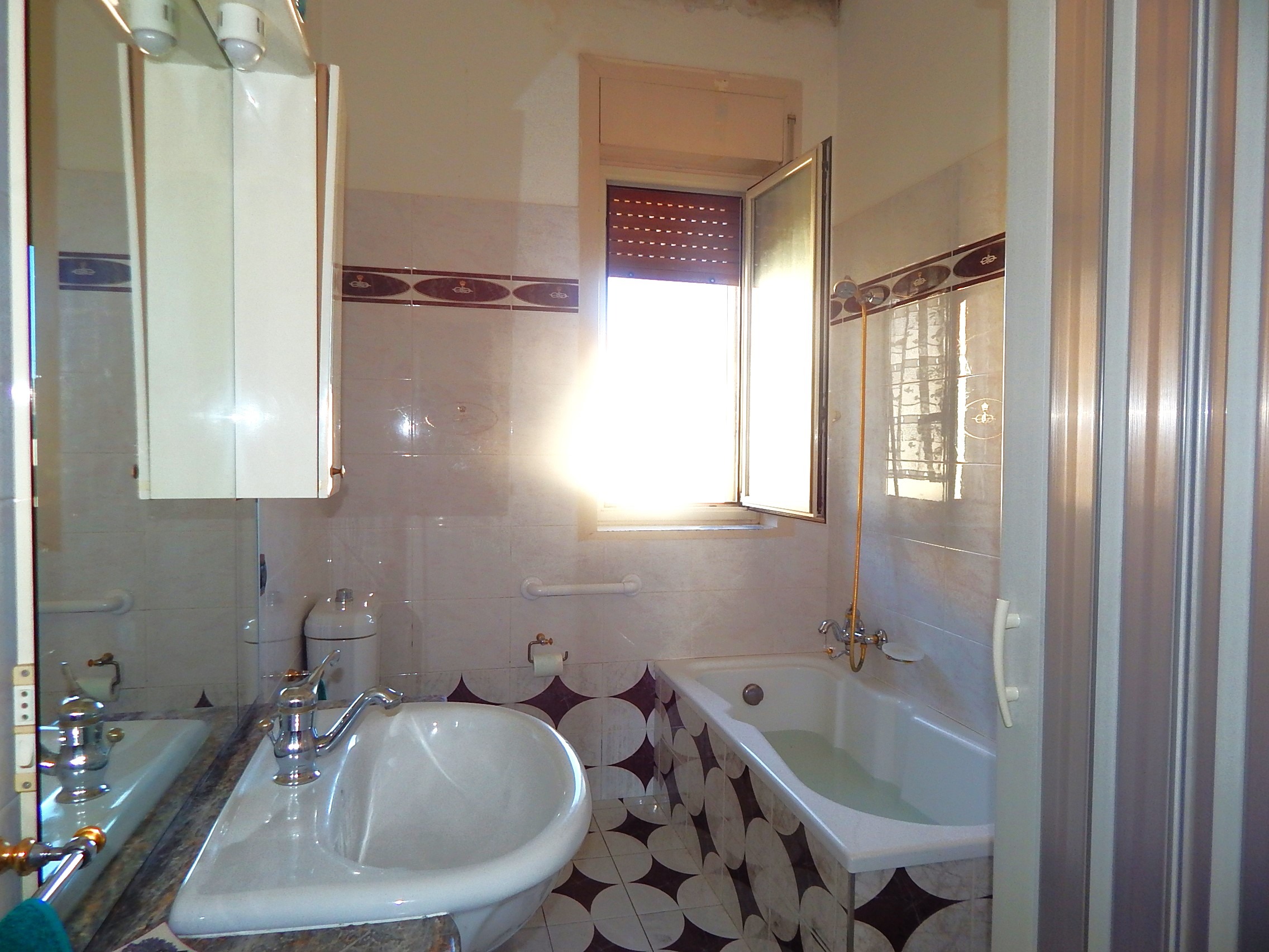 Bagno appartamento mq 120, sito a Caltagirone in via Madonna della via n.223