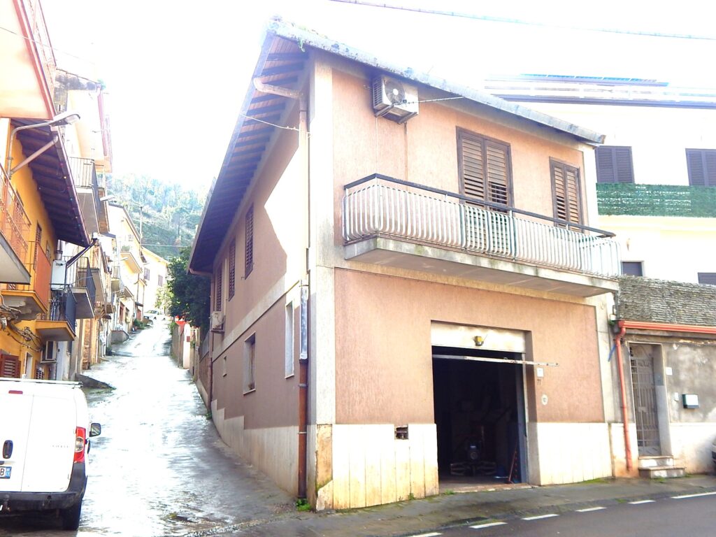 Abitazione singola con garage mq 100 a San Michele di Ganzaria