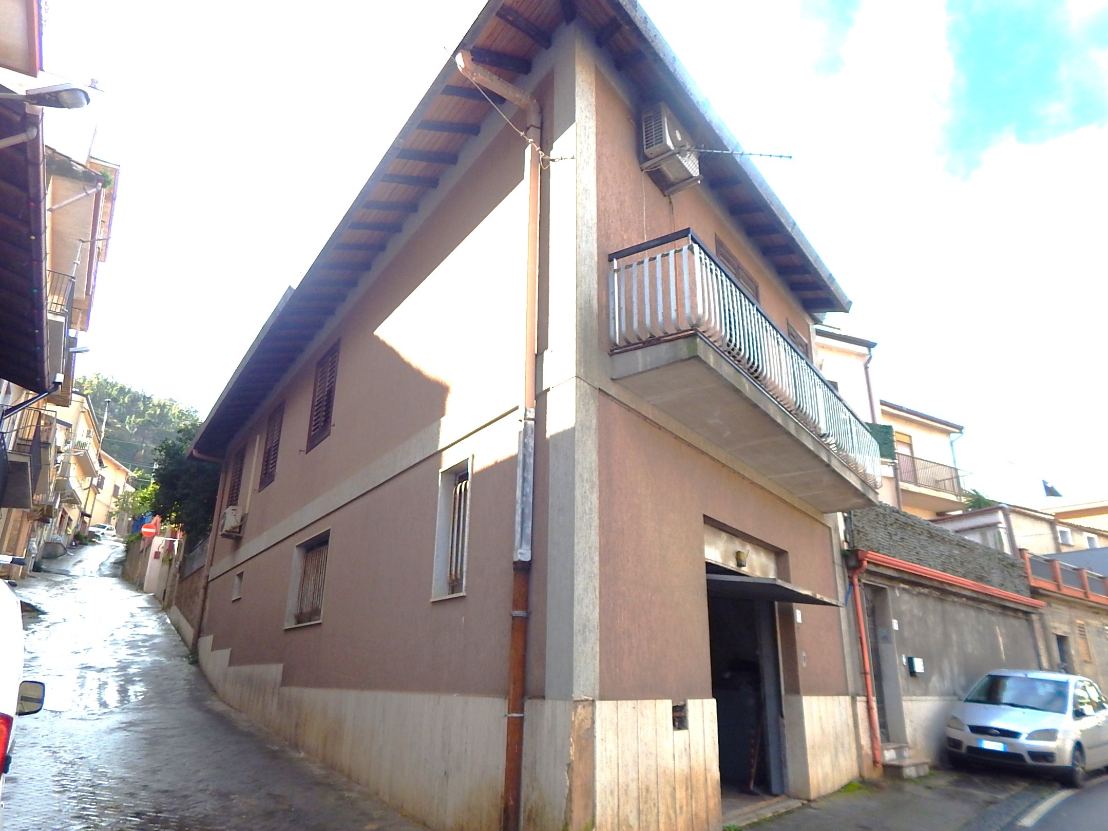 Abitazione singola con garage a San Michele di Ganzaria, ingresso.
