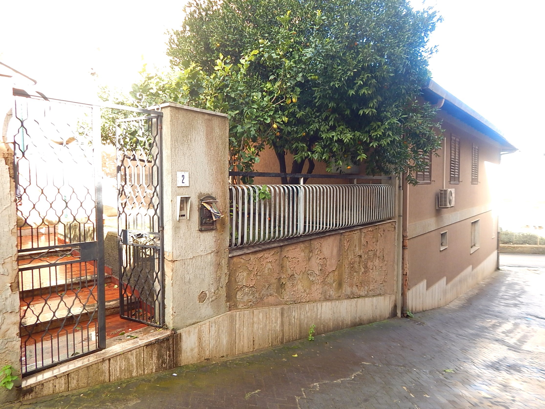 Abitazione singola con garage a San Michele di Ganzaria, ingresso laterale esterno