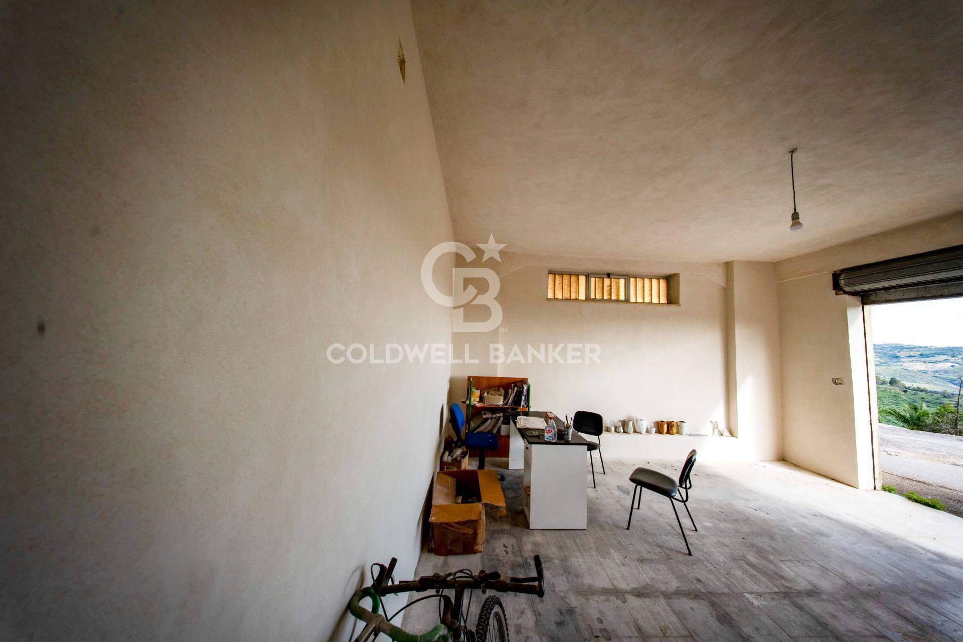 Garage a Caltagirone via travertino
